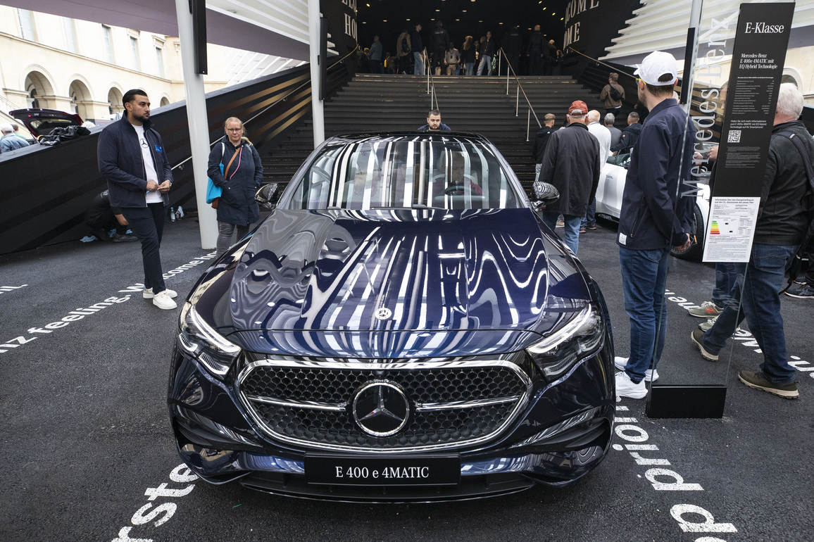 Economic Watch: Europe's auto industry divided over EV transition