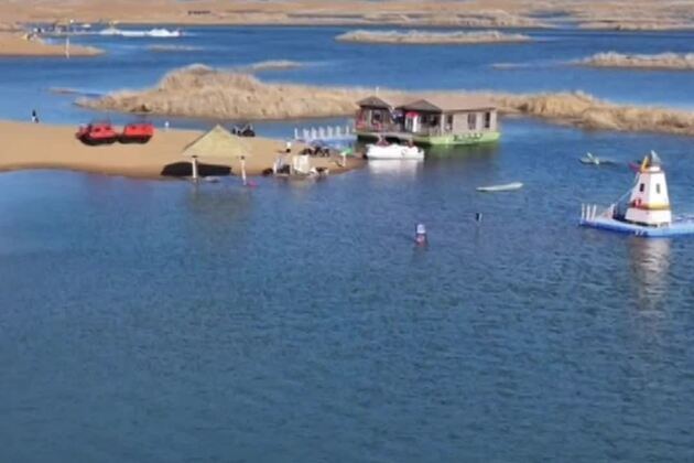 60"FlyOverChina | Aerial tour of Wuhai Lake: a majestic fusion of water and desert