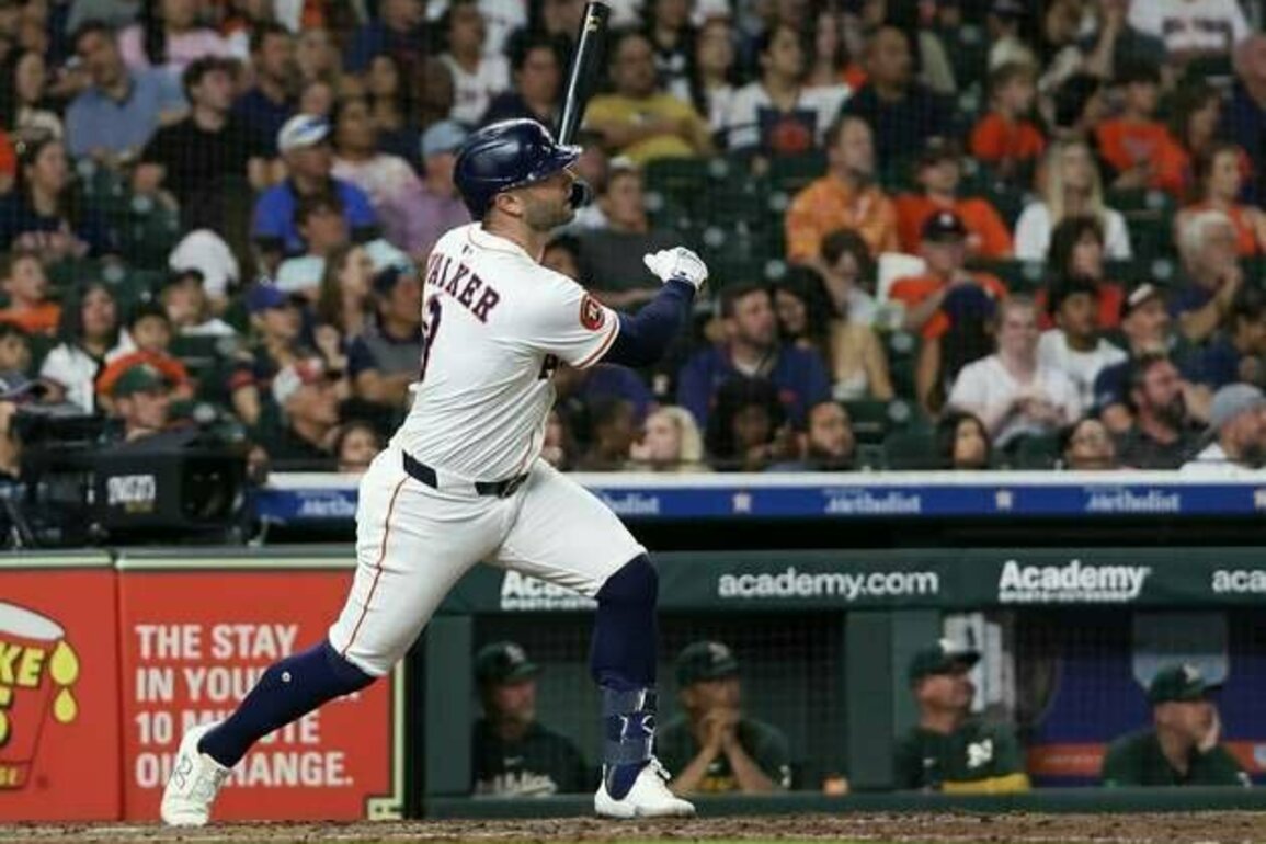 Astros 1B Christian Walker hit by pitch on hand; X-rays negative
