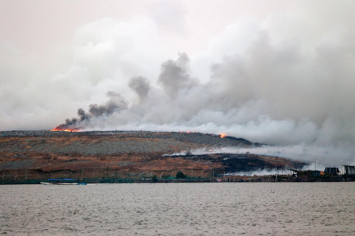 THE PHILIPPINES-NAVOTAS CITY-LANDFILL FIRE