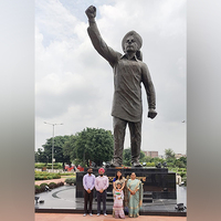 Punjab: DC Komal Mittal pays floral tributes at Shaheed Bhagat Singh statue at Nishan-e-Inquilab plaza