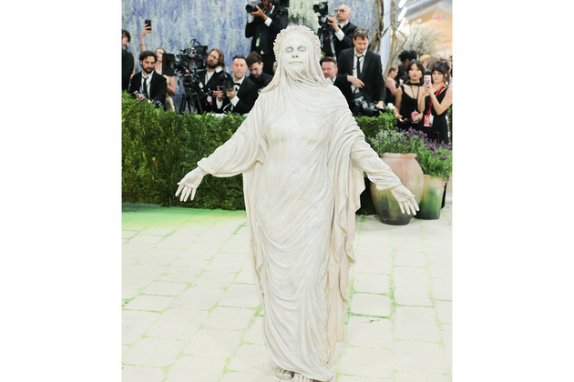 Heidi Klum turns into live statue at Met Gala 2026