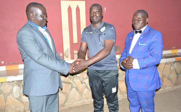 Celestino Jackson Musisi kitunzi w'essanzi lye Gomba ku kkono ng'akwasa Mansoor Kabugo (wakati) obuvunaanyizibwa bw'essaza Celestino Jackson Musisi kitunzi w'essanzi lye Gomba ku kkono ng'akwasa Mansoor Kabugo (wakati) obuvunaanyizibwa bw'essaza