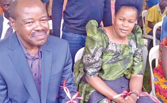 Ababaka Lugoloobi (ku kkono) ne Nantaba nga basibiddwaako obuwero obumyufu. Ababaka Lugoloobi (ku kkono) ne Nantaba nga basibiddwaako obuwero obumyufu.