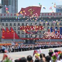 Feature: Flowers and cheers greet Xi in Pyongyang