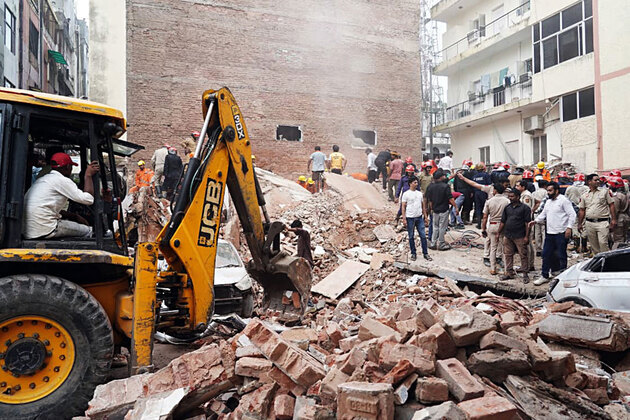 Delhi: Locals order Oxygen cylinders via quick-commerce app to aid Satya Niketan building collapse rescue ops
