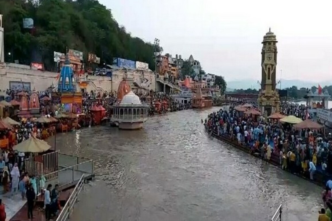 UP: Devotees take holy dip in Ganga on Somvati Amavasya in Haridwar