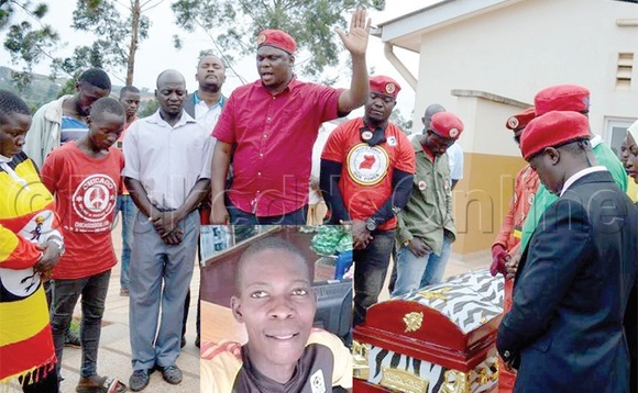 Aba People Power ku ddwaaliro e Kawolo. Mu katono ye Mutyabule eyattiddwa mu kanyoolagano ne Poliisi Aba People Power ku ddwaaliro e Kawolo. Mu katono ye Mutyabule eyattiddwa mu kanyoolagano ne Poliisi