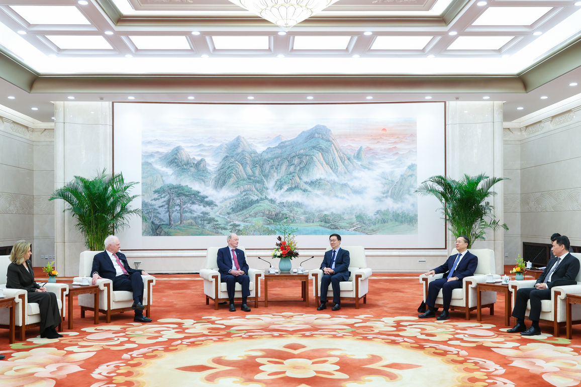 CHINA-BEIJING-HAN ZHENG-FORMER CANADIAN PM-MEETING (CN)