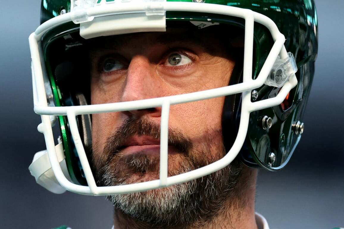 Vikings "not pursuing Aaron Rodgers at this time," NFL media reports