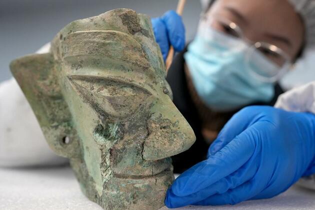 Young Chinese take up cultural relic restoration