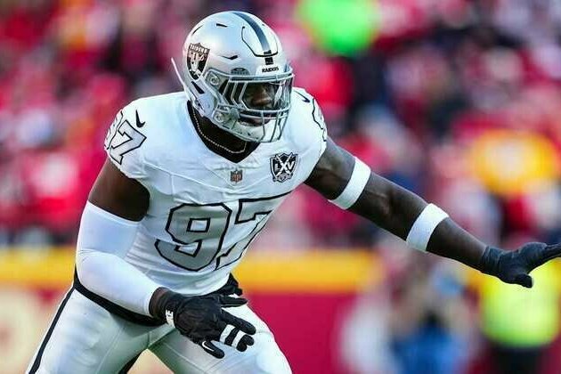 Chiefs Sign Defensive End Janarius Robinson