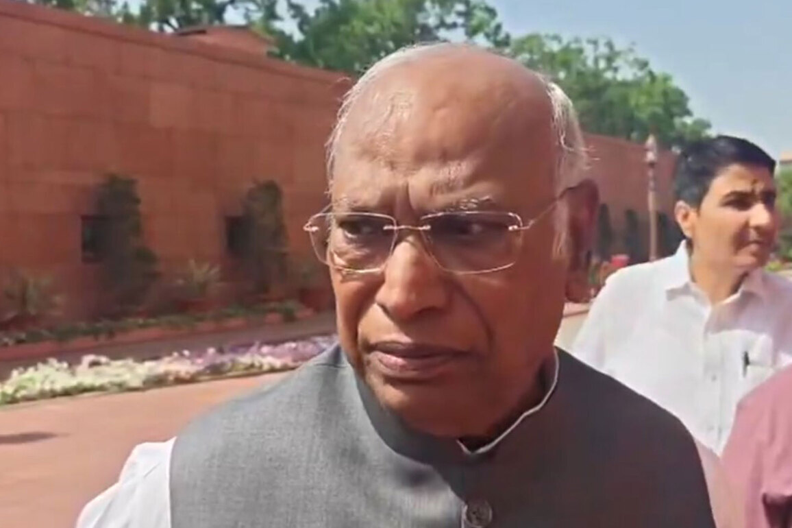 "Intention to change structure of Constitution, take over executive power": Mallikarjun Kharge slams Centre after failure of Delimitation Bill