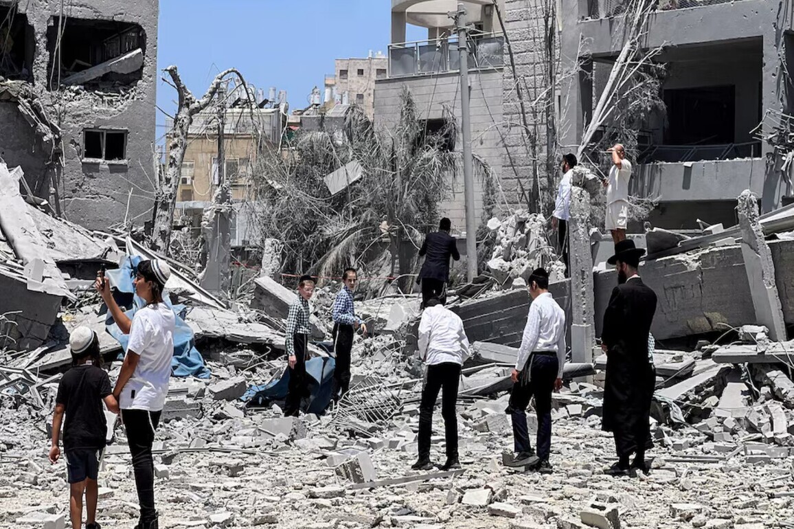 "Air defences currently working": New wave of Iranian missiles targets central Israel