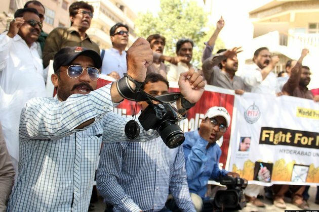 Pakistani Journalists Protest Censorship