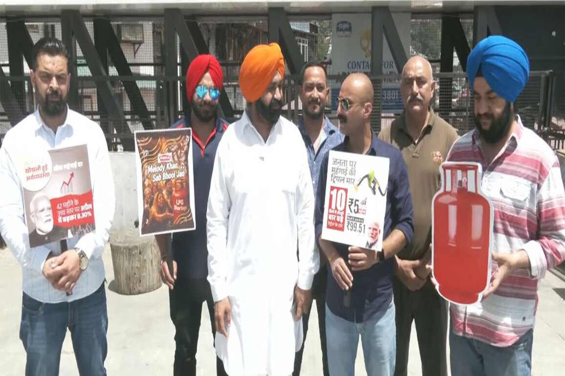 Congress stages protest in Shimla over rising fuel prices, targets centre on inflation