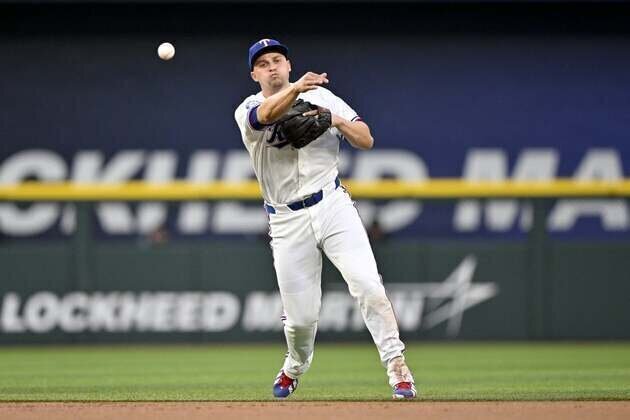 Rangers SS Corey Seager (back) to undergo MRI exam
