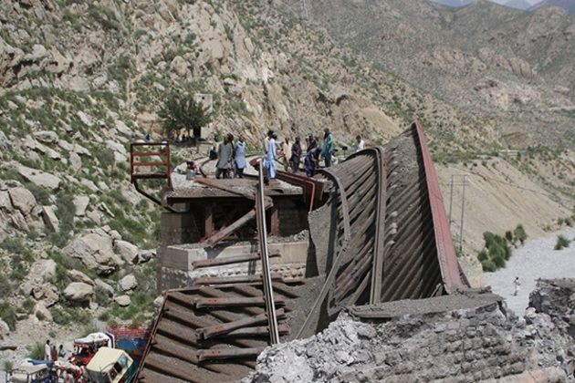 Pakistan: Khanewal station bridge collapse kills railways employee, injures passenger