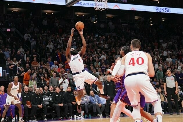 Clippers' James Harden soars into meeting with Knicks