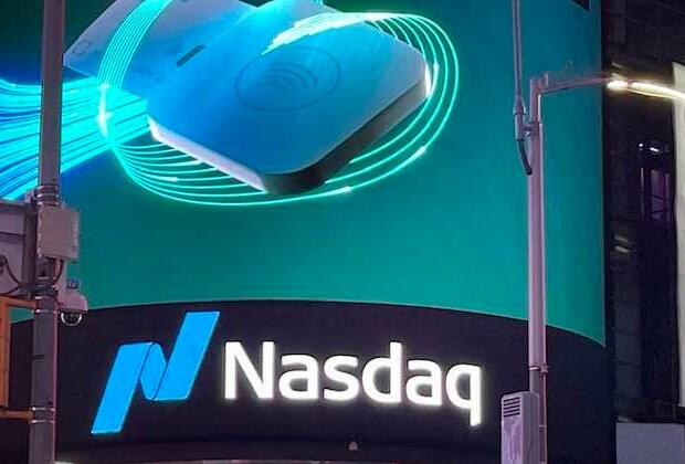 Nasdaq Composite sinks 512 points as Dow Jones hits new record