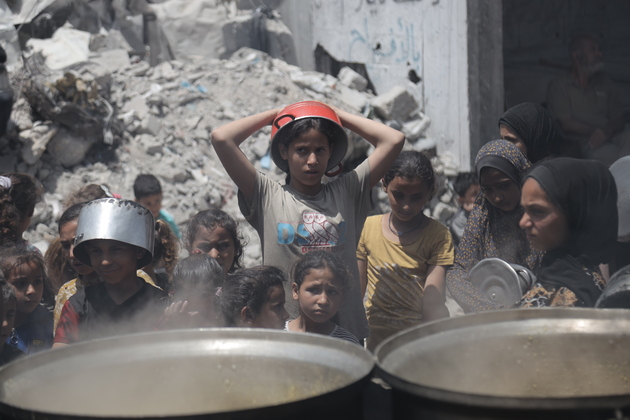 MIDEAST-GAZA-JABALIA REFUGEE CAMP-FOOD-DISTRIBUTION