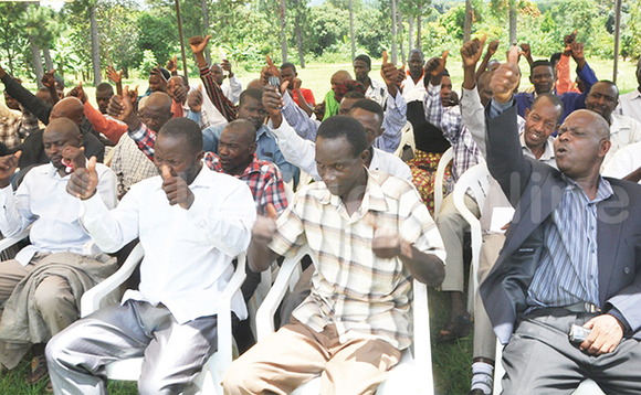 Abamu ku batuuze b'e Baamunaanika nga bawanise emikono okuwagira okuggya ekomo ku myaka. Abamu ku batuuze b'e Baamunaanika nga bawanise emikono okuwagira okuggya ekomo ku myaka.