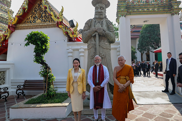 PM Modi, Thailand counterpart Shinawatra visit Wat Pho, pays homage to Reclining Buddha