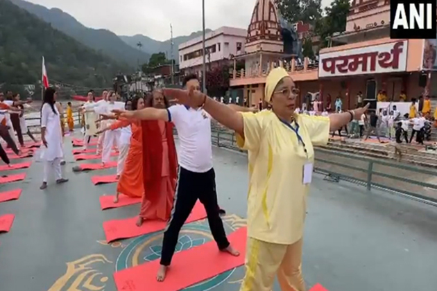 International Yoga Day: Swami Chidanand Saraswati and others perform Yoga at Ganga Ghat in Rishikesh