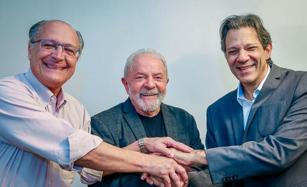 Presidente Lula entre vice-presidente Geraldo Alckmin e ministro da Fazenda, Fernando Haddad