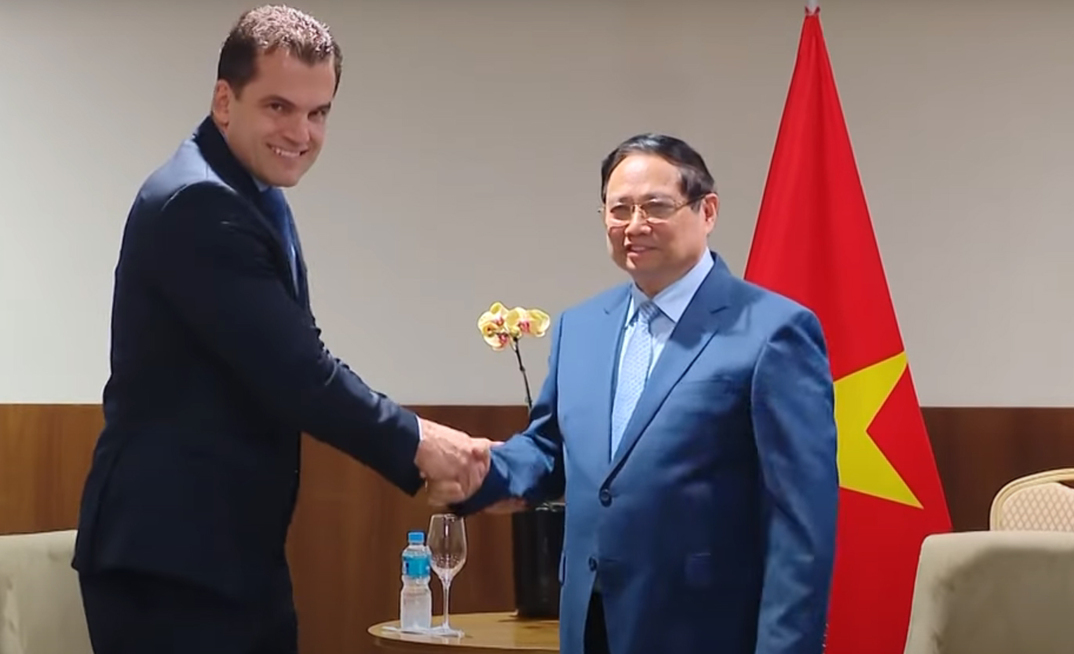 Daniel Guardado, da Vale, e o primeiro-ministro do Vietnã, Pham Minh Chinh