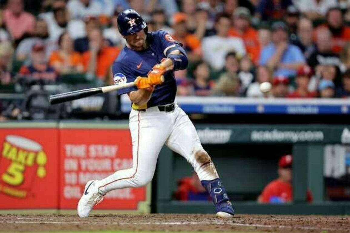Cooper Hummel's HR breaks up pitching duel, Astros edge Phillies