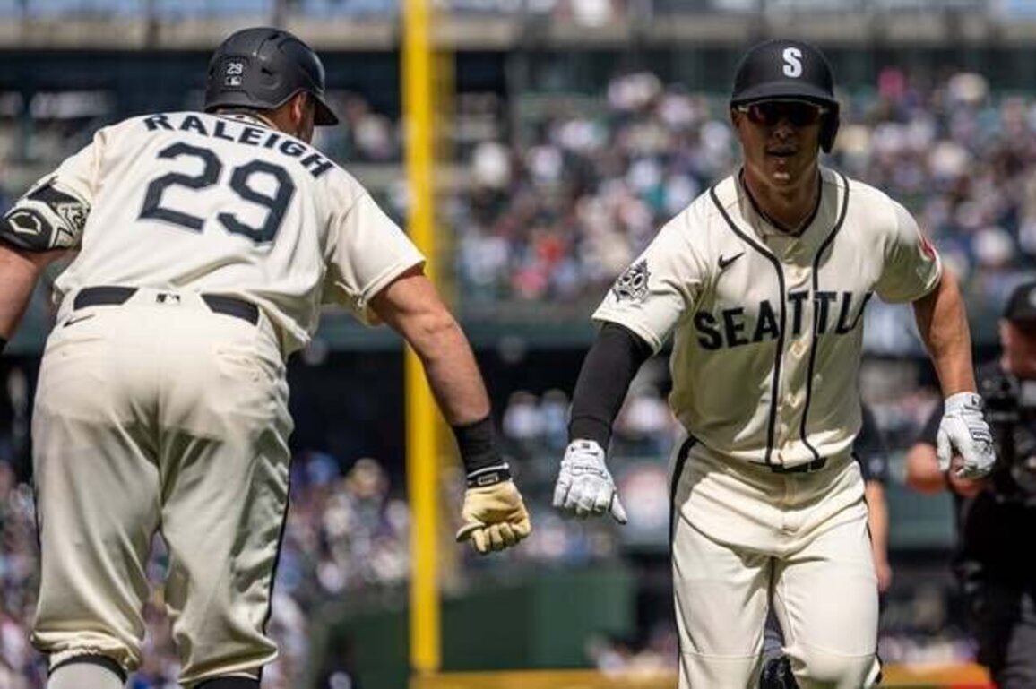 Rob Refsnyder 'calming veteran presence' as Mariners face A's