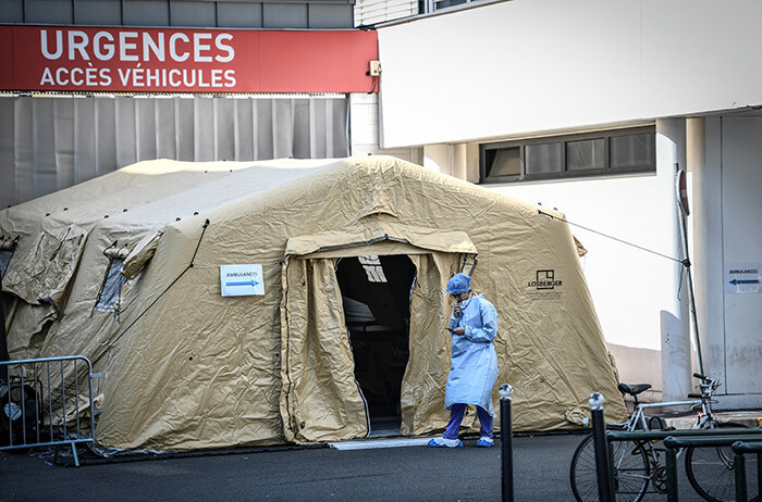   membe member of the medical staff looks at her phone outside an emergency entrance tent set up at la itiealpetriere hopital in aris on arch 27 2020 on the eleventh day of a country lockdown aimed at curbing the spread of the 19 novel coronavirus in rance hoto by     r of the medical staff looks at her phone outside an emergency entrance tent set up at la itiealpetriere hopital in aris on arch 27 2020 on the eleventh day of a country lockdown aimed at curbing the spread of the 19 novel coronavirus in rance hoto by     