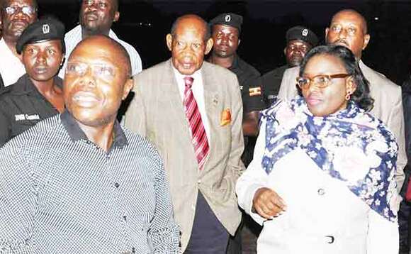 Omulamuzi Bamugemereire ( ku ddyo) ne Ssebalamu ( ku kkono) Ssebunya ne Ruhindi nga balambula Lwera. Omulamuzi Bamugemereire ( ku ddyo) ne Ssebalamu ( ku kkono) Ssebunya ne Ruhindi nga balambula Lwera.