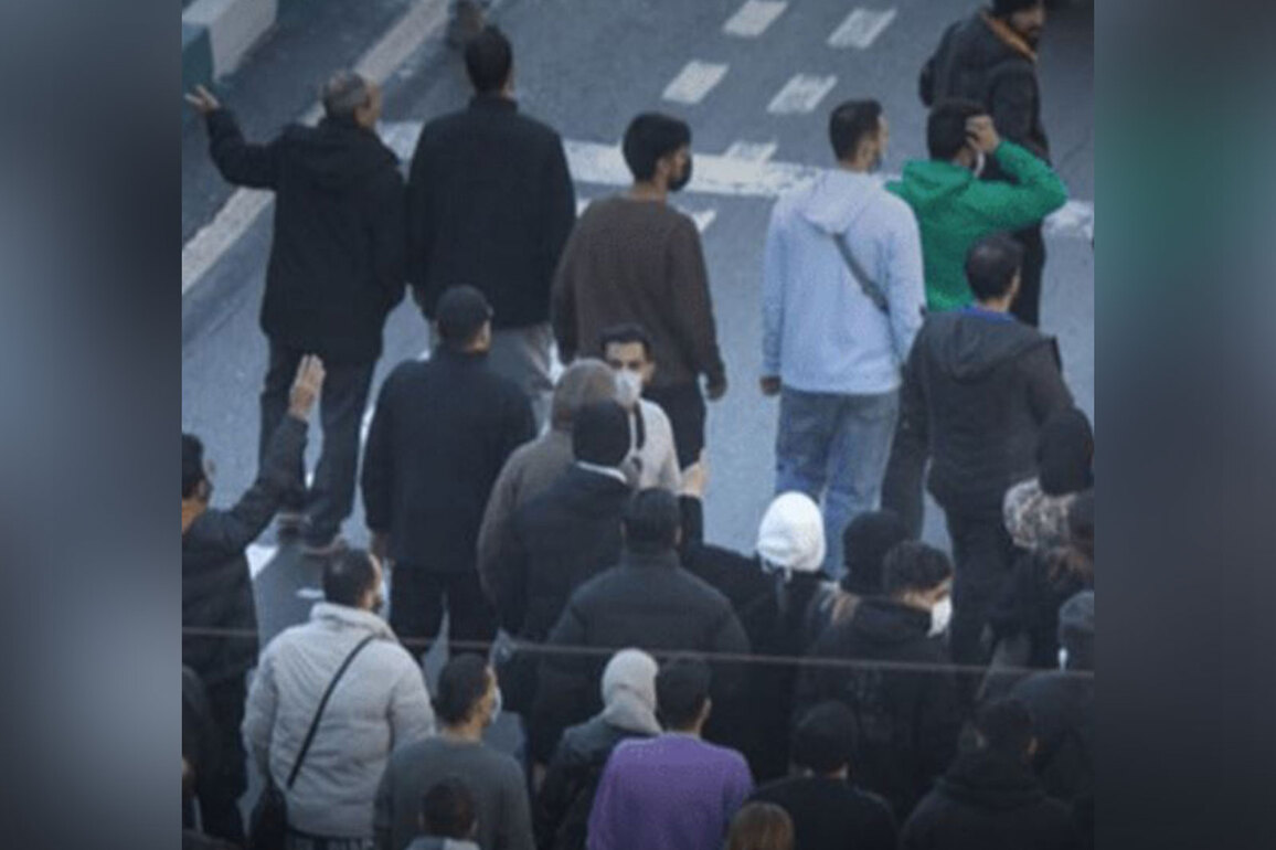 Erstwhile Iranian royal family calls on "security forces to join people movement", say Iranian want end to regime