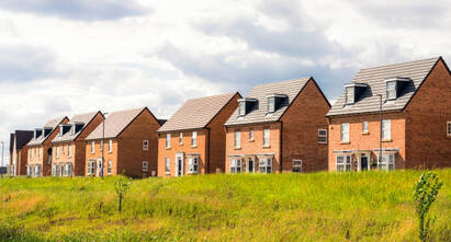 How are homes in the UK being decarbonised?