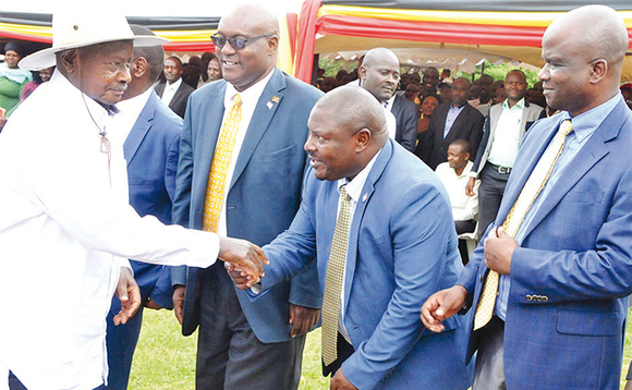 Museveni ng'atuuka e Isingiro okutongoza kampeyini y'okulwanyisa siriimu mu ggwanga Museveni ng'atuuka e Isingiro okutongoza kampeyini y'okulwanyisa siriimu mu ggwanga