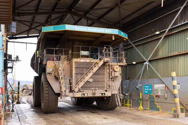 Caminhão fora de estrada movido a biodiesel em teste pela Vale