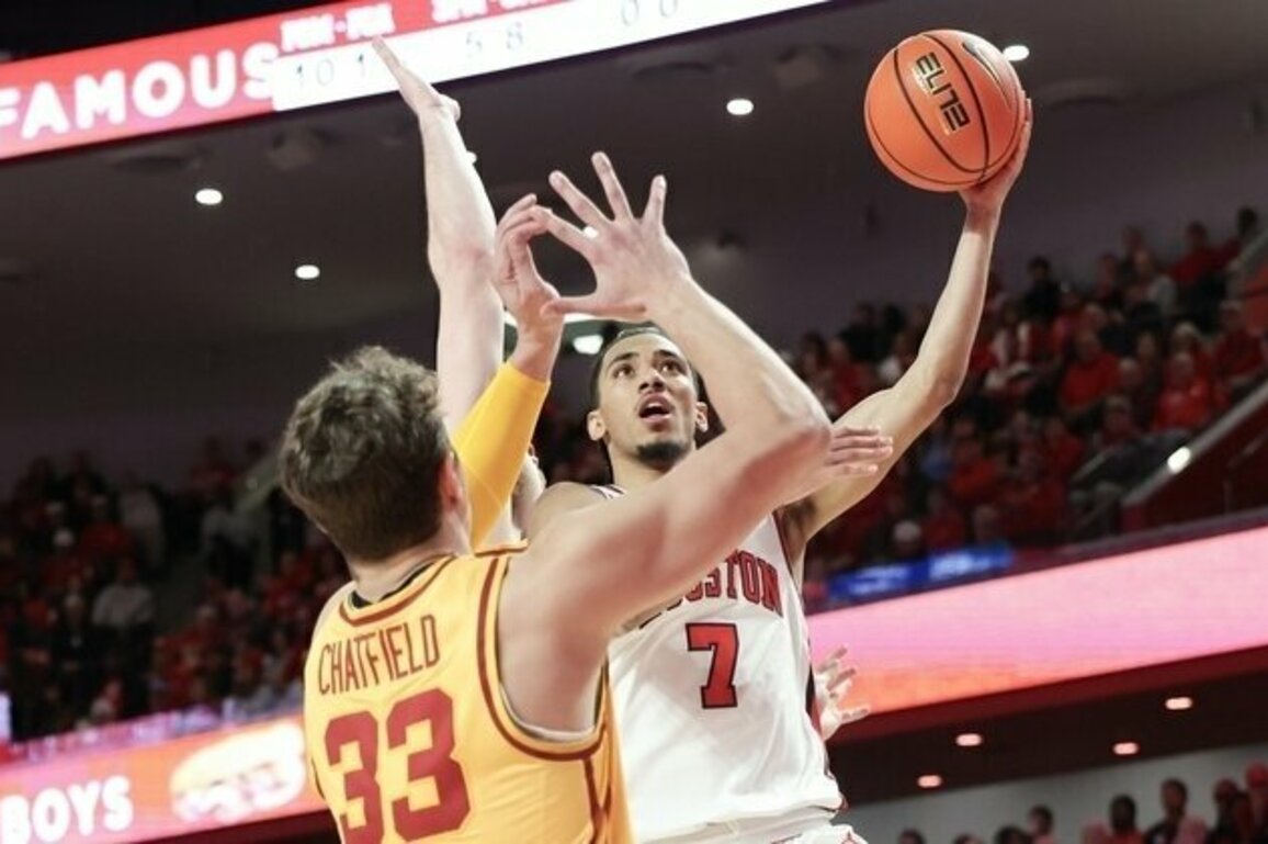 L.J. Cryer helps No. 5 Houston knock off No. 8 Iowa State