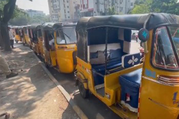 Telangana: Long queues of autorickshaws at Khairatabad gas station amid fuel shortage