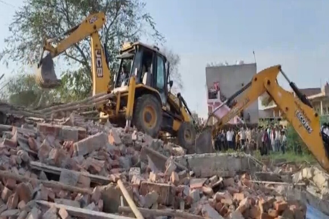 UP: Under-construction house collapses in Firozabad village, workers feared trapped