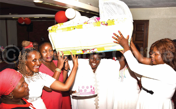 Sumaya (wakati) oluvannyuma baamutisse ekibaya mw’anazazika bbebi. Sumaya (wakati) oluvannyuma baamutisse ekibaya mw’anazazika bbebi.