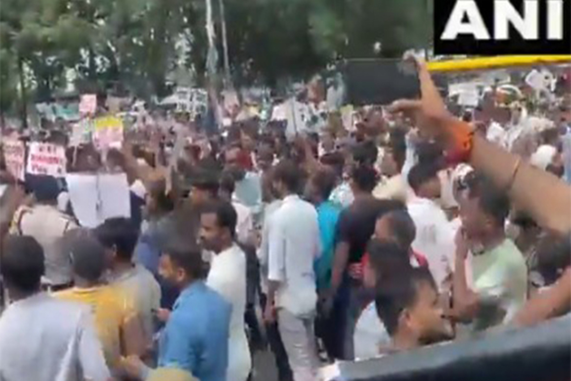 STET aspirants protest in Patna, police resort to lathicharge