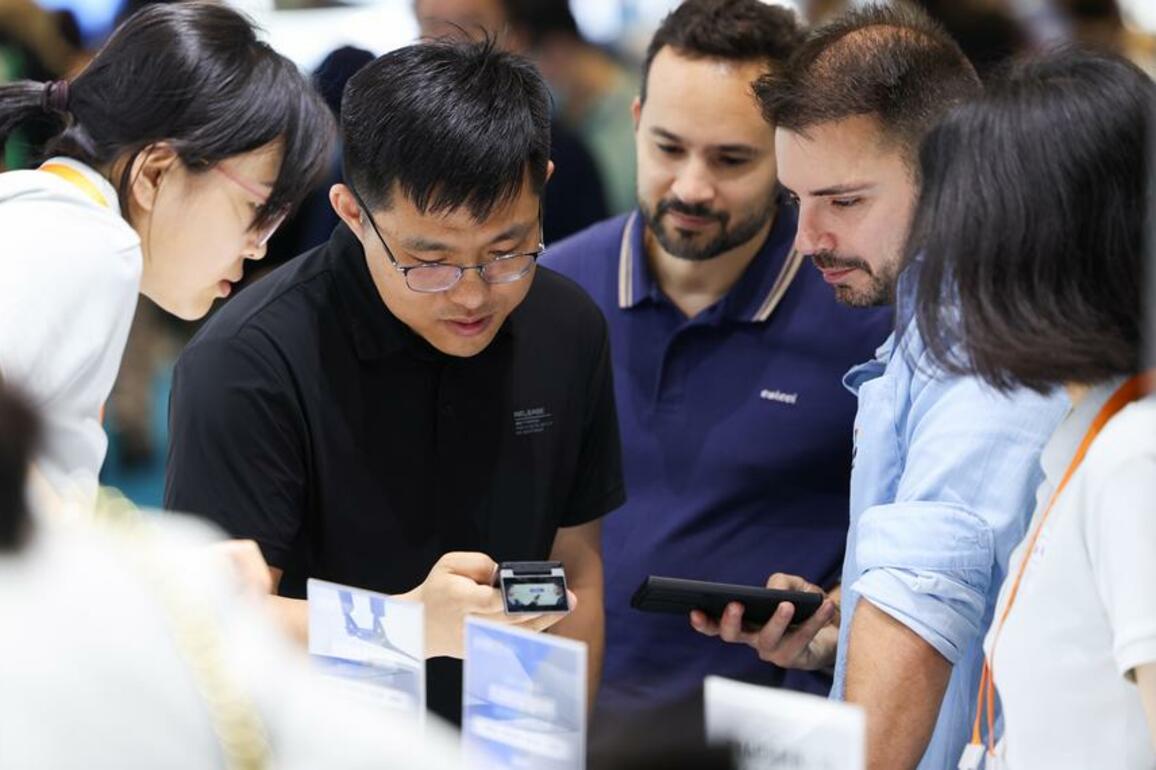 Globetrotting Chinese firms get help from polyglot AI
