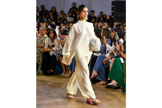 Mahieka Sharma turns showstopper for designer Anamika Khanna, reveals her "player of the team"