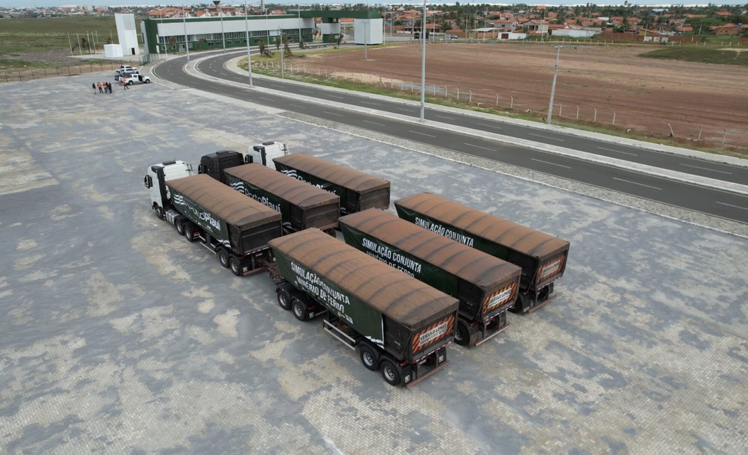 Carretas com minério da Lion para teste de logística