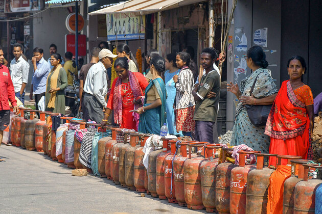 Petroleum Ministry doubles allocation of 5 kg LPG cylinders for migrant labourers