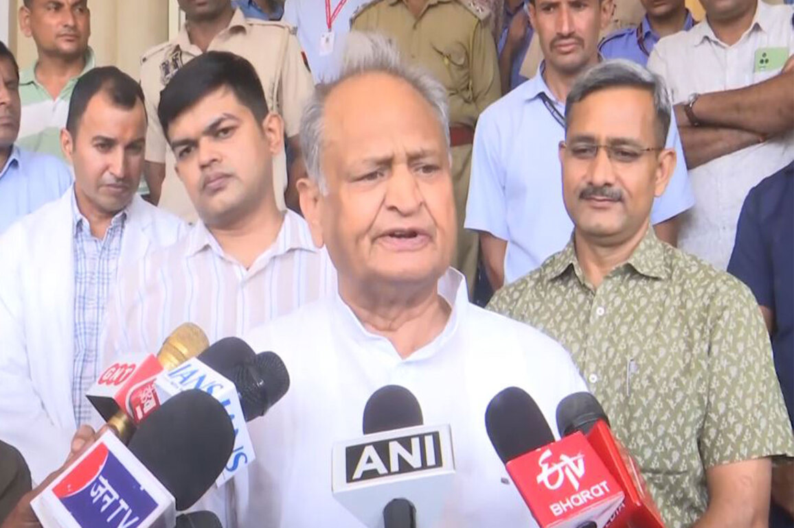 "Immediate action should be taken": Congress' Ashok Gehlot on cough syrup deaths in MP