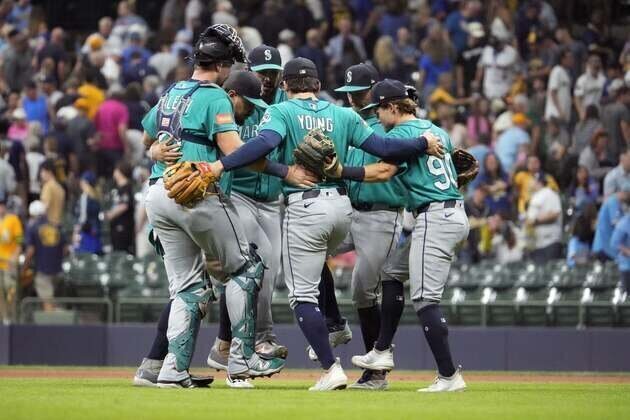 Mariners rebound from 22-0 loss, hold off Brewers