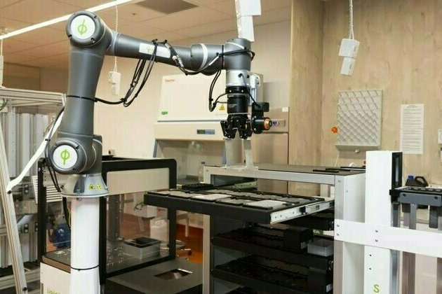 University of Technology Sydney fast-tracks climate action with world-first, algae-analysing robot